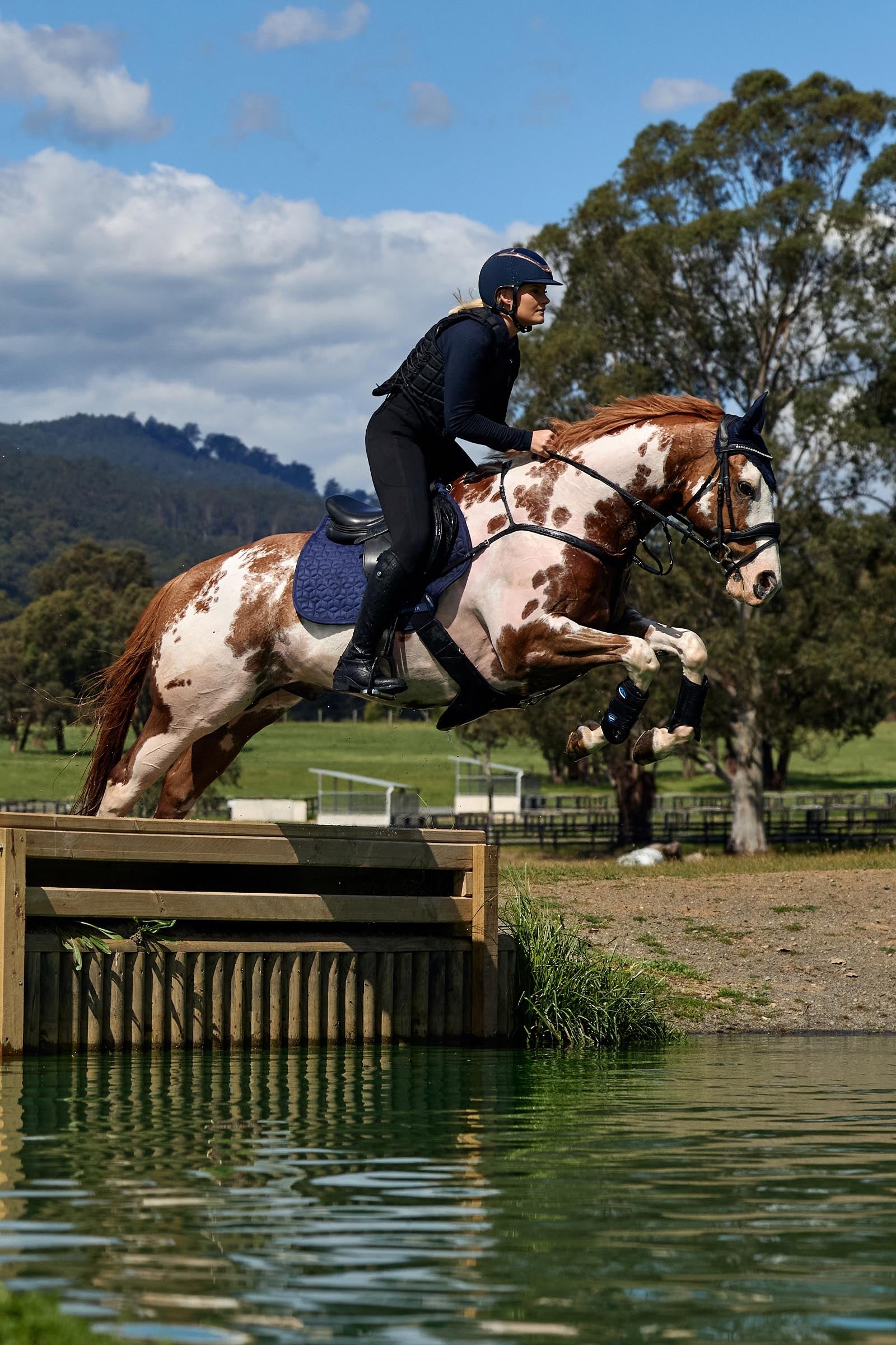 Weatherbeeta Suede Elite Air-Tec Jump Shaped Saddle Pad Saddle Pads