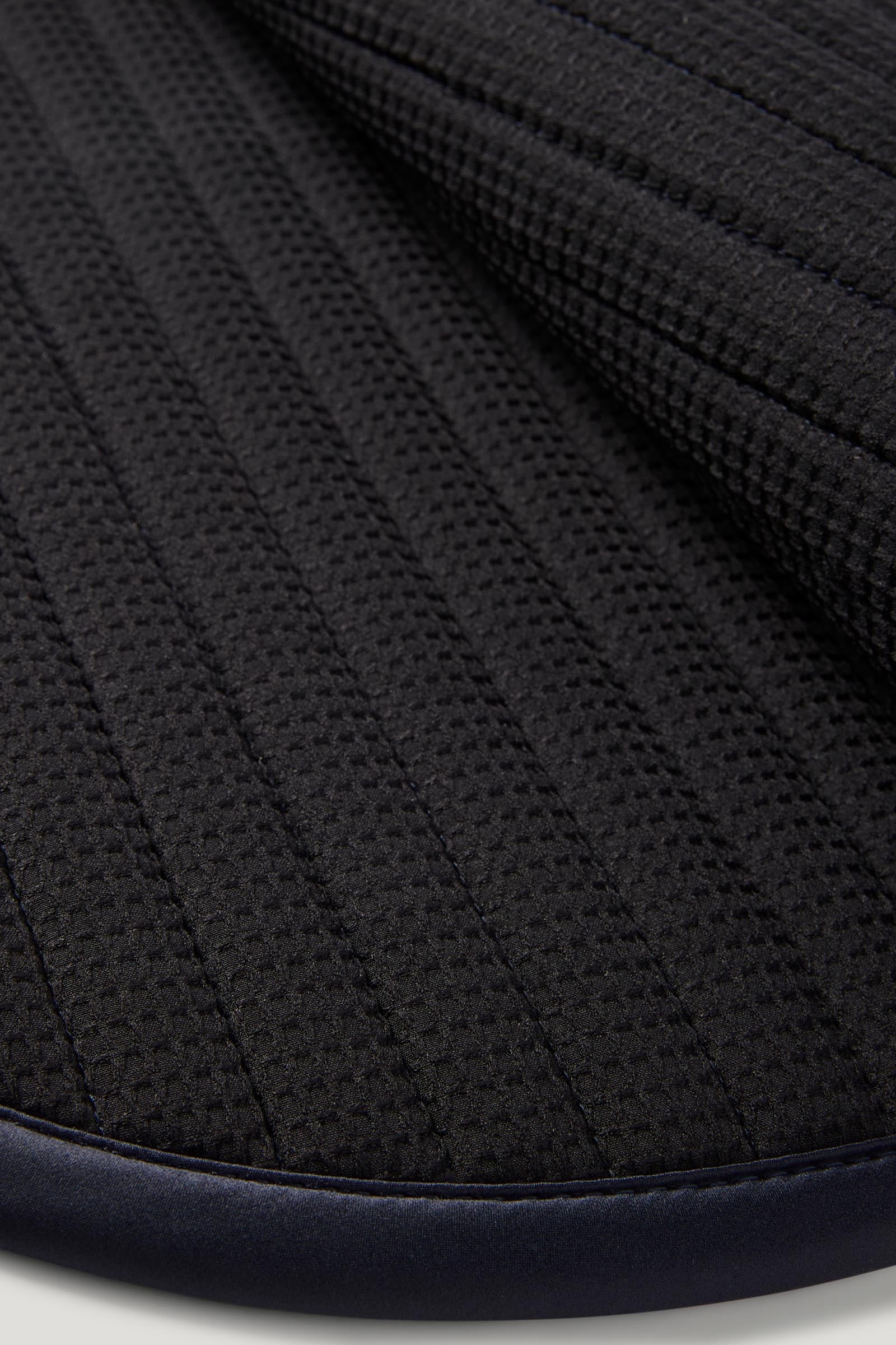Pack shot 4